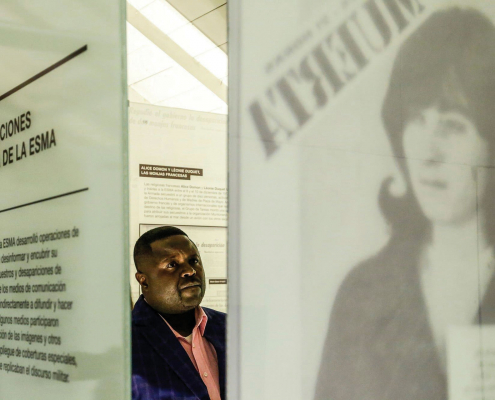 Pascal Taruvinga visitando la muestra permanente del Museo Sitio de Memoria ESMA.